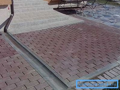 Foto amateur de la construcción de tipo abierto terminada creada a partir de elementos de hormigón para losas de pavimento. Foto amateur de la construcción de tipo abierto terminada creada a partir de elementos de hormigón para losas de pavimento.