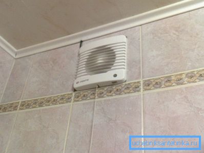 Foto amateur del sistema de ventilación terminado con dispositivos instalados que obligan al movimiento de masas de aire. Foto amateur del sistema de ventilación terminado con dispositivos instalados que obligan al movimiento de masas de aire.