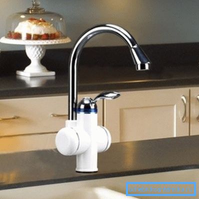 Foto amateur de la grúa en la que se implementa el sistema de calentamiento de agua mediante el uso de calentador eléctrico. Foto amateur de la grúa en la que se implementa el sistema de calentamiento de agua mediante el uso de calentador eléctrico.