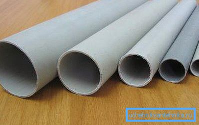 Foto amateur, que muestra todos los tipos de tuberías de PVC que se utilizan para la instalación interna de alcantarillas. Foto amateur, que muestra todos los tipos de tuberías de PVC que se utilizan para la instalación interna de alcantarillas.