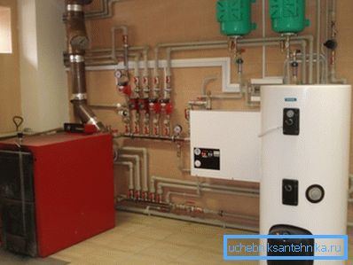 Foto amateur del equipo necesario para la implementación completa de la calefacción en la casa con suministro de agua caliente y calefacción por suelo radiante. Foto amateur del equipo necesario para la implementación completa de la calefacción en la casa con suministro de agua caliente y calefacción por suelo radiante.