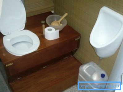 Foto amateur de la solución de diseño original para la disposición del inodoro tipo casa de campo. Foto amateur de la solución de diseño original para la disposición del inodoro tipo casa de campo.