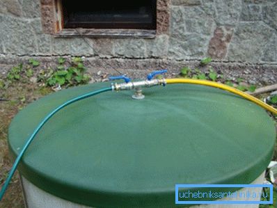 Foto amateur de un techo de plástico con un orificio para la instalación de una manguera de agua. Foto amateur de un techo de plástico con un orificio para la instalación de una manguera de agua.