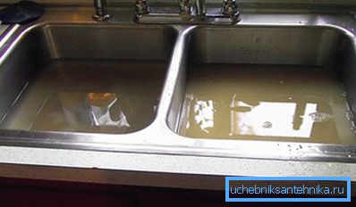Foto amateur que muestra que tales problemas pueden provocar la inundación del fregadero y cuando se desbordan y en toda la sala. Foto amateur que muestra que tales problemas pueden provocar la inundación del fregadero y cuando se desbordan y en toda la sala.