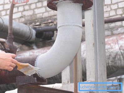 Foto amateur, el proceso de aplicación del tinte a la superficie de la construcción de tuberías. Foto amateur, el proceso de aplicación del tinte a la superficie de la construcción de tuberías.