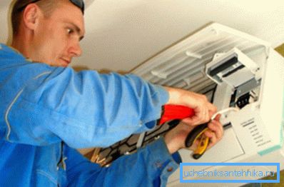Foto amateur, proceso de reparación de aire acondicionado, que también es un tipo de ventilación. Foto amateur, proceso de reparación de aire acondicionado, que también es un tipo de ventilación.