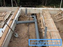 Foto amateur, el proceso de instalación de un sistema de alcantarillado debajo de la casa. Foto amateur, el proceso de instalación de un sistema de alcantarillado debajo de la casa.