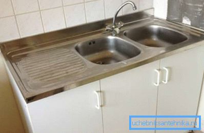 Foto amateur de un lavado de autos estándar instalado en un gabinete especial Foto amateur de un lavado de autos estándar instalado en un gabinete especial