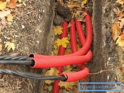 Foto amateur de un cable tendido en zanja utilizando tubos especiales. Foto amateur de un cable tendido en zanja utilizando tubos especiales.