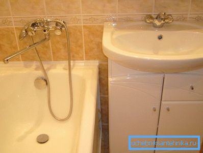 Foto amateur del lavabo instalado, que muestra la relación entre la altura del baño. Foto amateur del lavabo instalado, que muestra la relación entre la altura del baño.