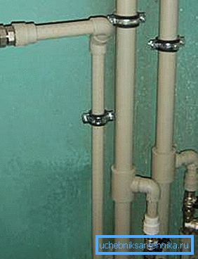 Foto amateur del sistema de fontanería de tuberías plásticas de la colección. Foto amateur del sistema de fontanería de tuberías plásticas de la colección.