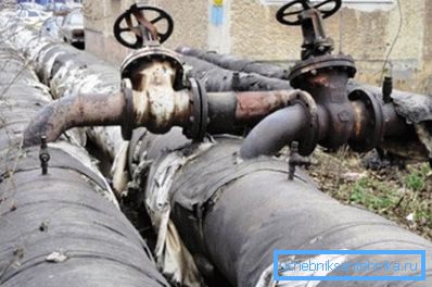 Las líneas de agua caliente están aisladas no solo para evitar la condensación, sino también para ahorrar energía. Las líneas de agua caliente están aisladas no solo para evitar la condensación, sino también para ahorrar energía.