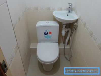 Pequeños lavabos para el inodoro: una forma de aprovechar el máximo espacio de la habitación.