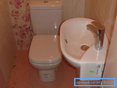 El inodoro pequeño es una gran solución para baños pequeños. El inodoro pequeño es una gran solución para baños pequeños.