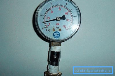 Manómetro conectado al suministro de agua. Manómetro conectado al suministro de agua.