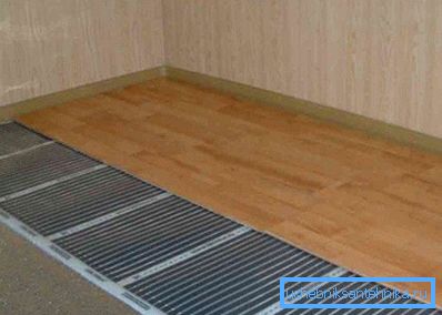 Las esteras están bajo el recubrimiento laminado. Las esteras están bajo el recubrimiento laminado.