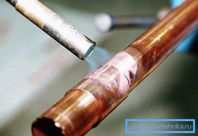 Tubería de cobre para el agua con un accesorio - la antorcha de soldadura Tubería de cobre para el agua con un accesorio - la antorcha de soldadura