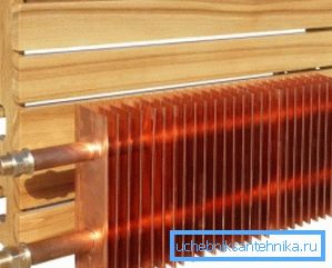 Las aletas de cobre se utilizan para aumentar el área de transferencia de calor.