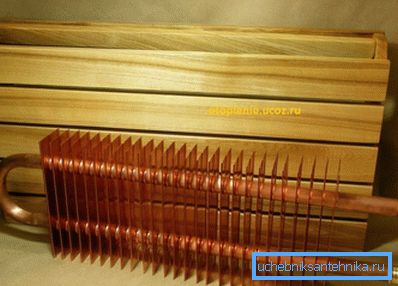 Un radiador de cobre también se verá bien en interiores, especialmente cuando se usan tuberías hechas del mismo material. Un radiador de cobre también se verá bien en interiores, especialmente cuando se usan tuberías hechas del mismo material.