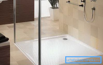 Pequeño modelo 120x120 en una cabina de cristal. Pequeño modelo 120x120 en una cabina de cristal.