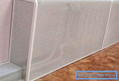 La pequeña perforación oculta ligeramente los dispositivos de calefacción, sin enfatizar la atención La pequeña perforación oculta ligeramente los dispositivos de calefacción, sin enfatizar la atención