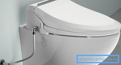 Los accesorios de metal se utilizan a menudo en cisternas ocultas de inodoros con bisagras. Los accesorios de metal se utilizan a menudo en cisternas ocultas de inodoros con bisagras.