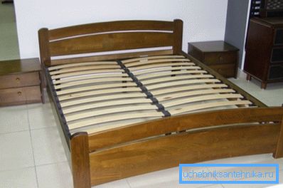 Cama doble de metal con un acabado decorativo en madera natural. Cama doble de metal con un acabado decorativo en madera natural.
