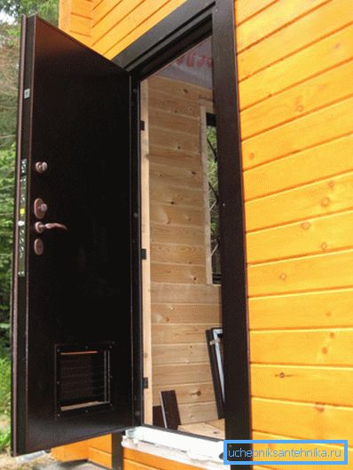 Puertas metálicas para la sala de calderas con ventilación.