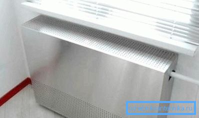 Pantalla de metal en un radiador con agujeros para libre circulación de aire Pantalla de metal en un radiador con agujeros para libre circulación de aire