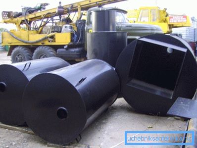 El cajón de metal para el pozo es fácil de hacer a partir de tubos de acero. El cajón de metal para el pozo es fácil de hacer a partir de tubos de acero.