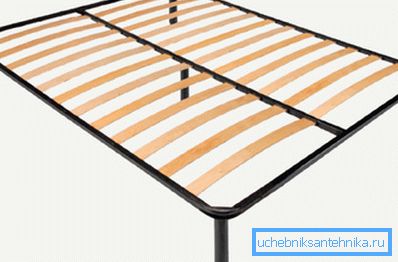 Base de metal en las patas con listones de madera. Base de metal en las patas con listones de madera.