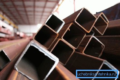 La construcción de metal se puede almacenar al aire libre sin ningún daño significativo. La construcción de metal se puede almacenar al aire libre sin ningún daño significativo.