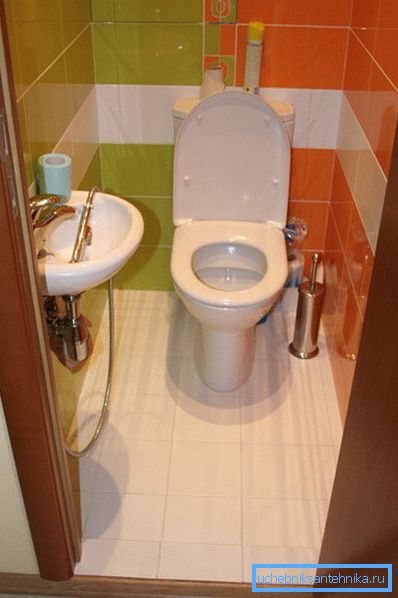 Fregadero en miniatura y ducha bidet. Fregadero en miniatura y ducha bidet.