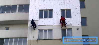 Los edificios de apartamentos se suministran cada vez más con fachadas aisladas. Los edificios de apartamentos se suministran cada vez más con fachadas aisladas.