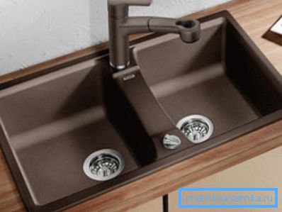 Modelo con dos baños profundos. Modelo con dos baños profundos.