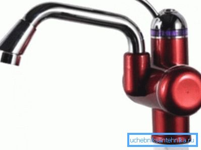 Modelo con calentador de agua instantáneo. Modelo con calentador de agua instantáneo.