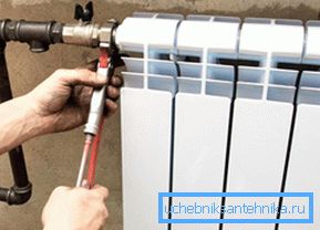 Instalación de radiadores de aluminio con sus propias manos durante una revisión. Instalación de radiadores de aluminio con sus propias manos durante una revisión.