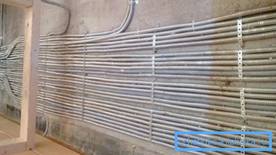 Instalación de tubos corrugados en las paredes del edificio. Instalación de tubos corrugados en las paredes del edificio.