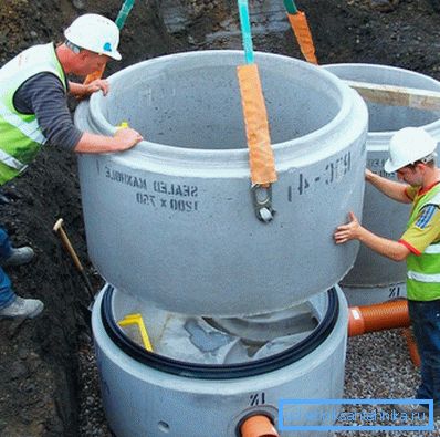 Instalación de un pozo de alcantarillado. Instalación de un pozo de alcantarillado.