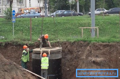 Instalación de un pozo de alcantarillado. Instalación de un pozo de alcantarillado.