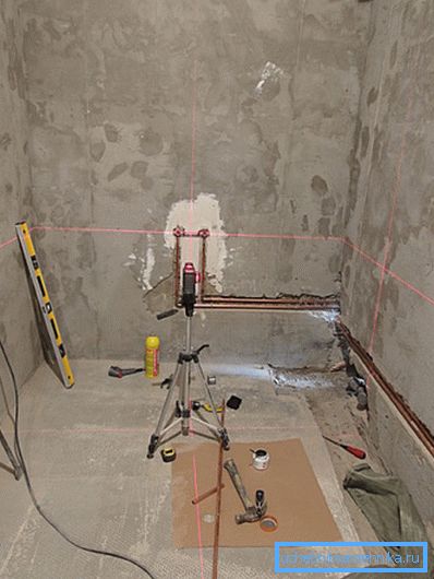 Instalación de cables de cobre para el suministro de agua en las ranuras. Instalación de cables de cobre para el suministro de agua en las ranuras.
