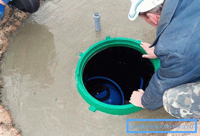 Instalación de equipos en un cajón de plástico para pozos. Instalación de equipos en un cajón de plástico para pozos.