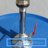 Instalación de la boquilla con una grúa en el barril. Instalación de la boquilla con una grúa en el barril.