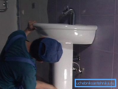 Instalación de elementos plásticos de lavabo. Instalación de elementos plásticos de lavabo.