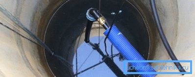 Instalación de una bomba sumergible en el pozo. Instalación de una bomba sumergible en el pozo.