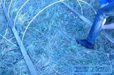 Instalación de los bordes del marco en una base de madera. Instalación de los bordes del marco en una base de madera.