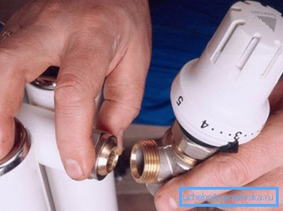 Instalación de la válvula de ajuste en el radiador. Instalación de la válvula de ajuste en el radiador.