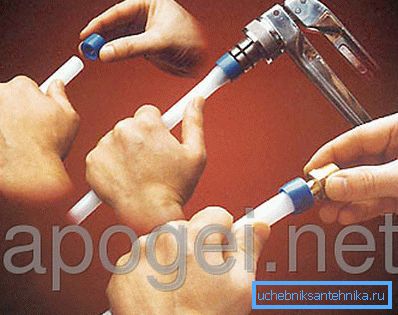 Instalación de conexiones en la tubería de polietileno reticulado. Instalación de conexiones en la tubería de polietileno reticulado.