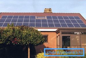 Instalación de paneles solares en el techo. Instalación de paneles solares en el techo.