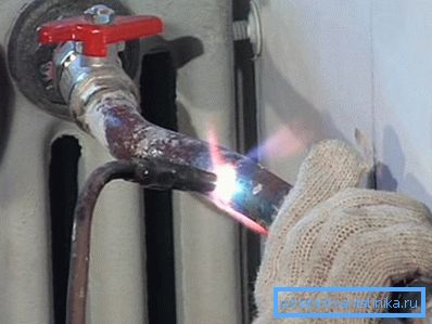 Instalación de tubos de acero para calefacción. Instalación de tubos de acero para calefacción.